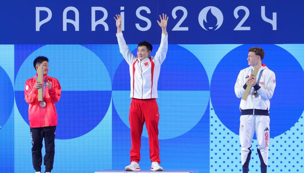 犹他爵士逆转击败篮网，豪取两连胜，马尔卡宁和乔治表现突出，篮网失误和外线投射不佳。